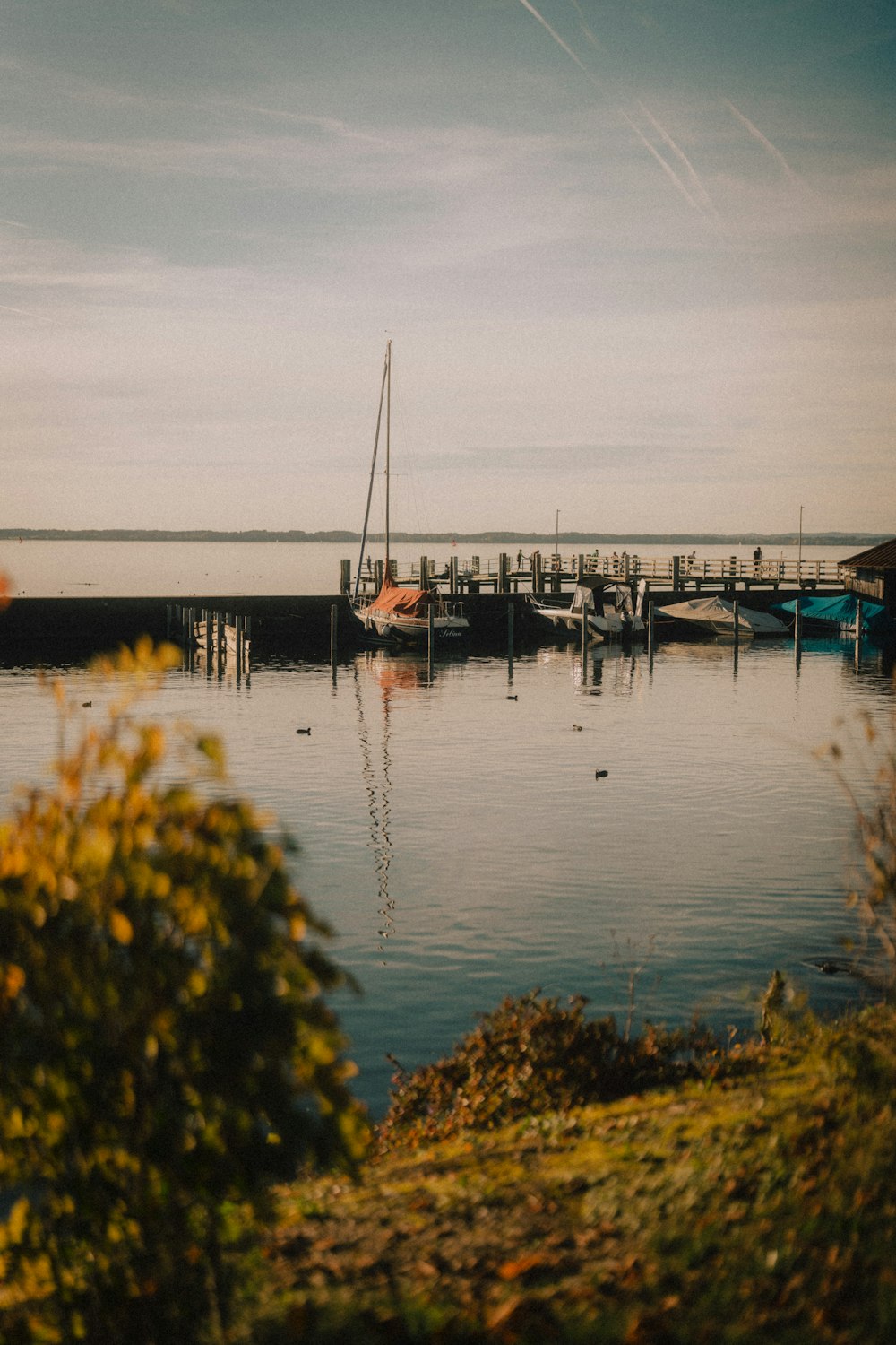 um barco na água