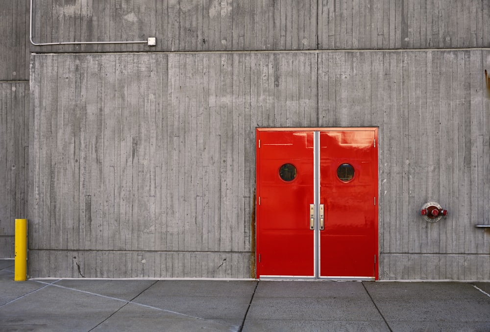 una porta rossa su un muro