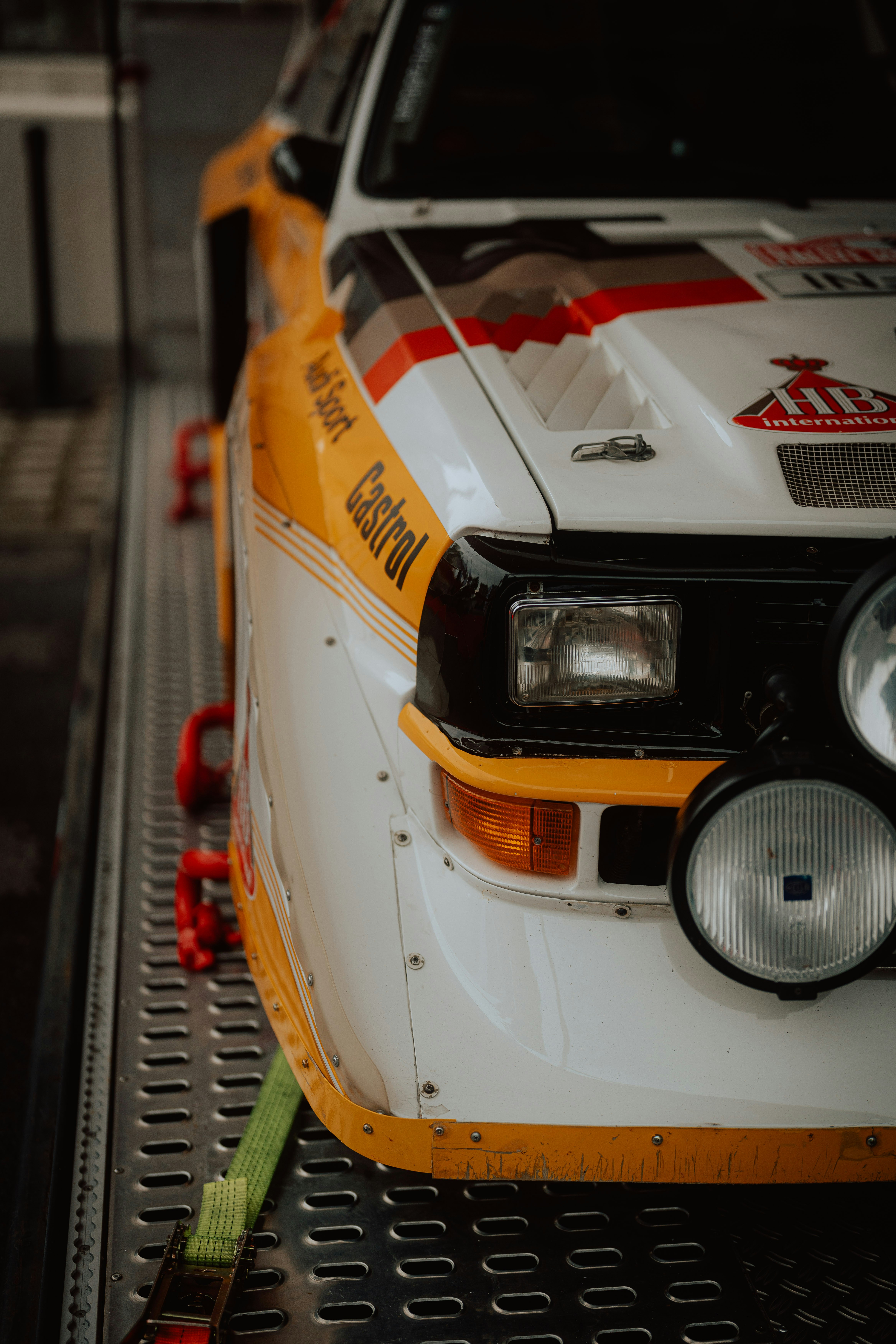 L’avant d’une voiture blanche