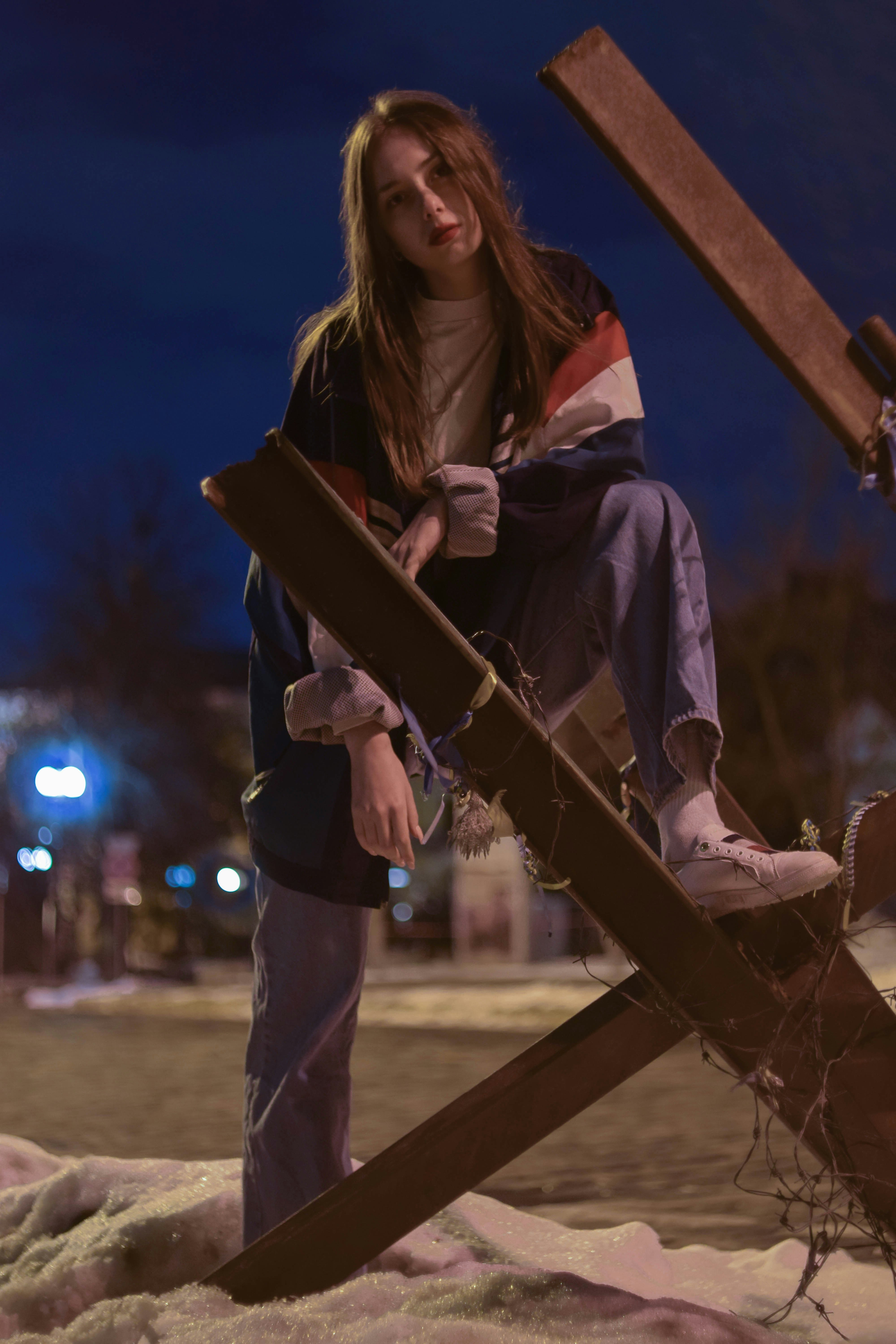 A person sitting on a bench photo – Free Ukraine Image on Unsplash