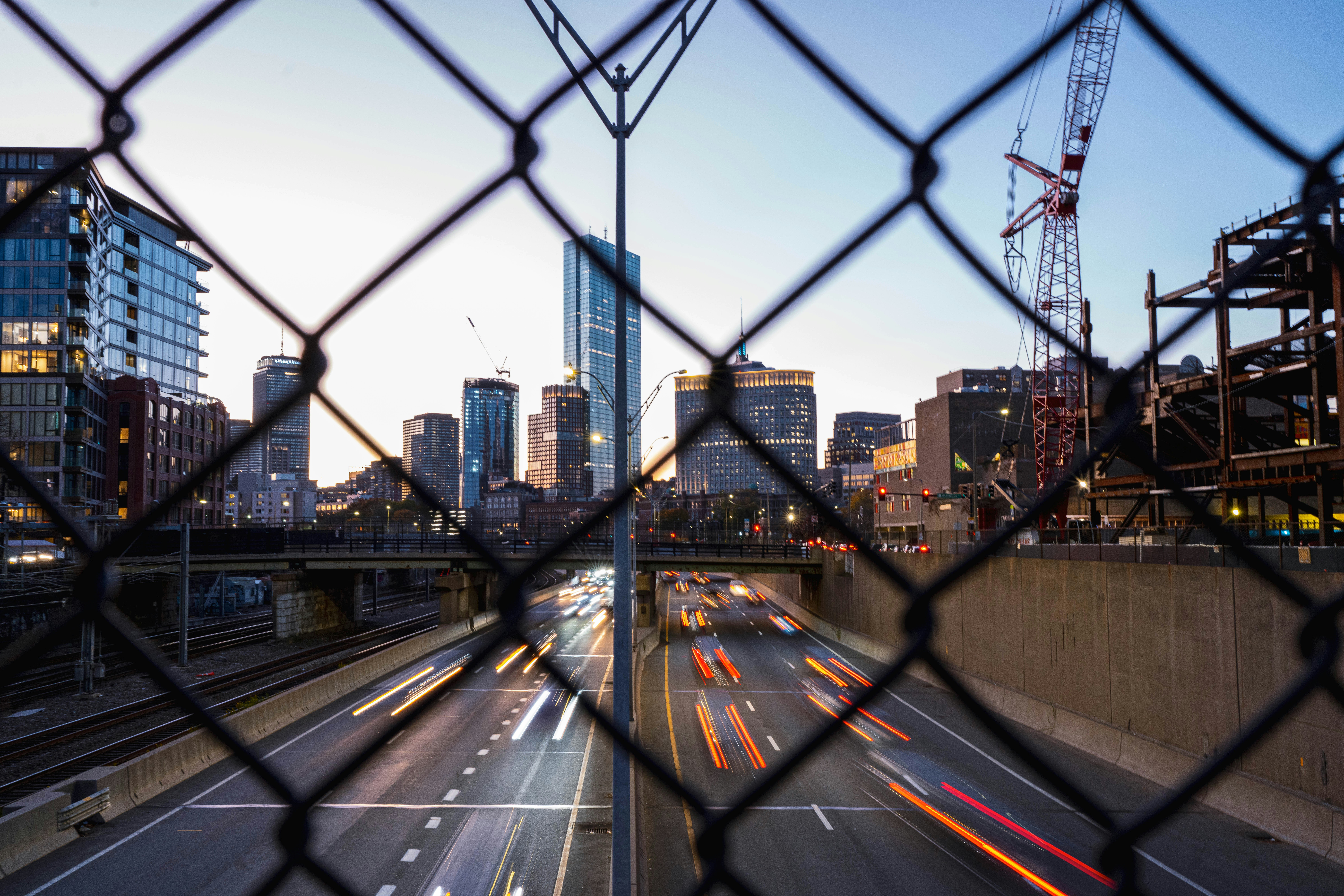 クレーンのある街並み