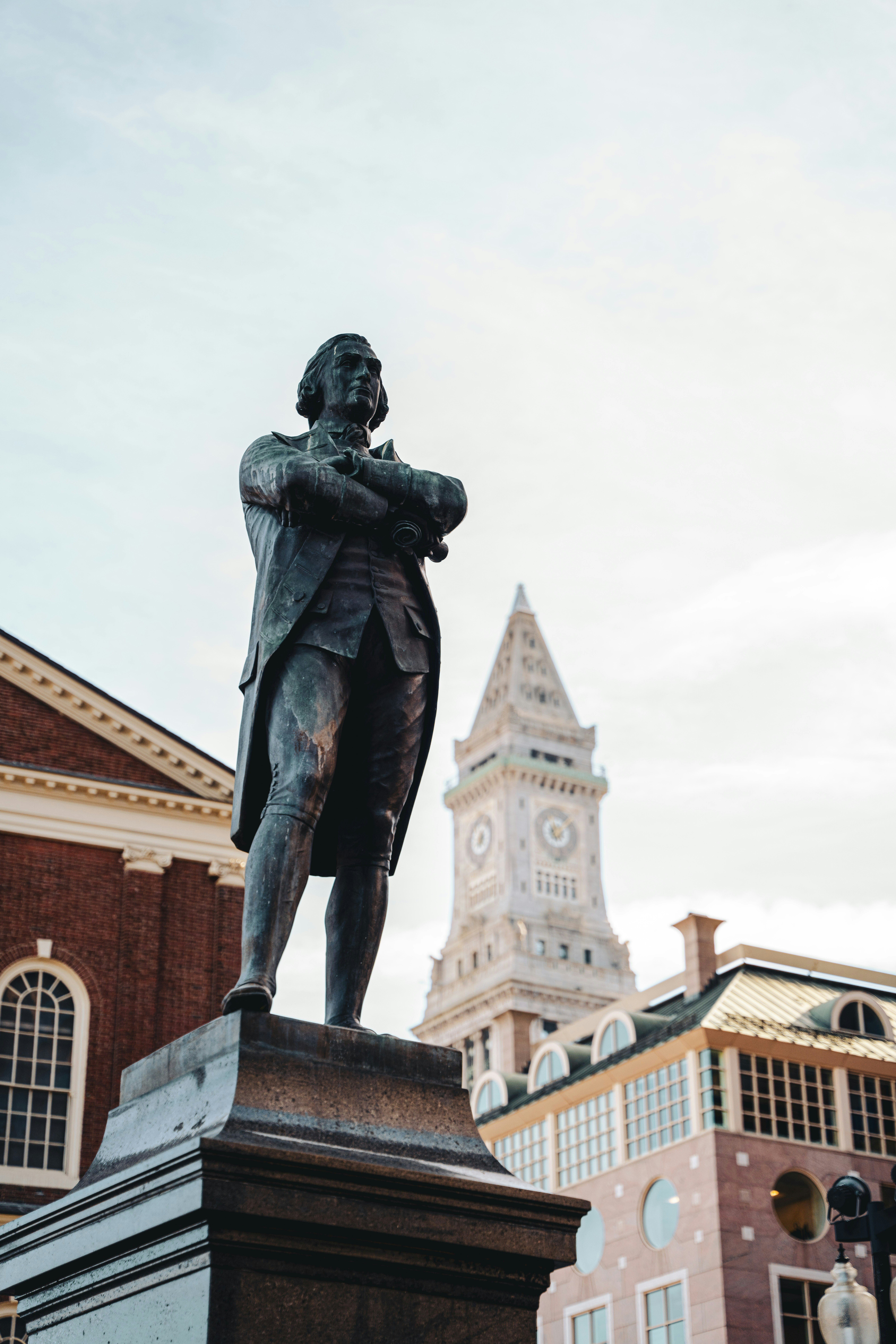 刀を持つ人の像