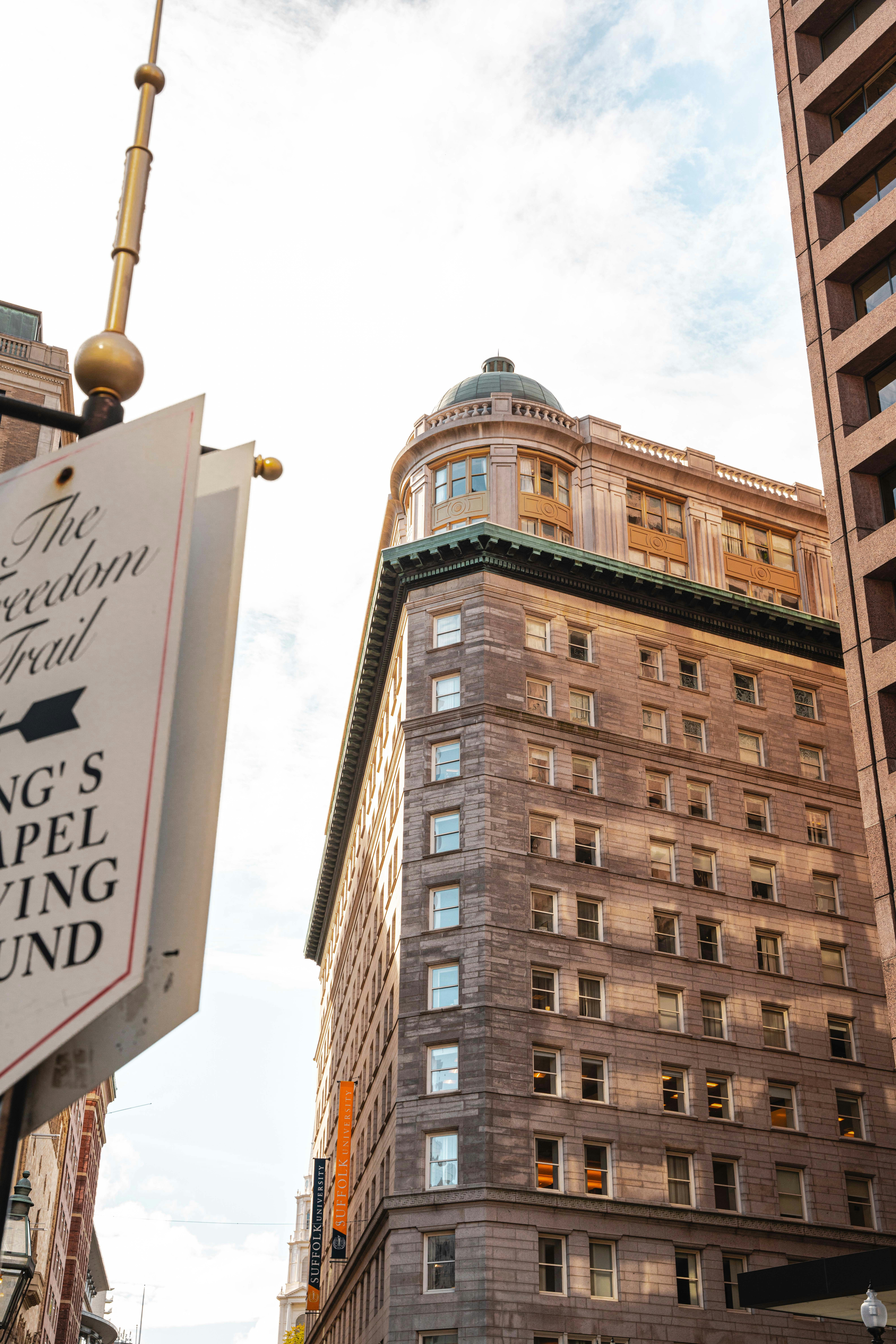 建物の前の看板