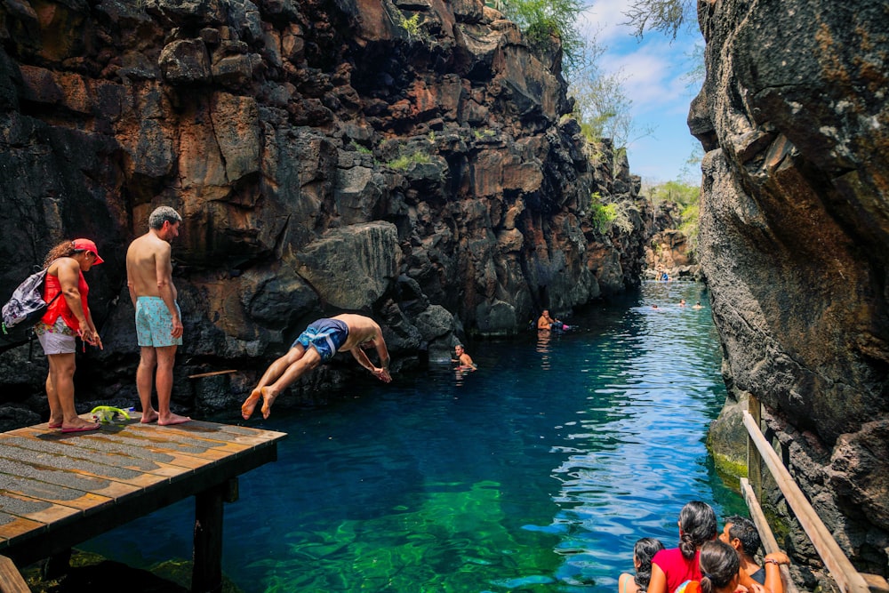 personnes dans une piscine