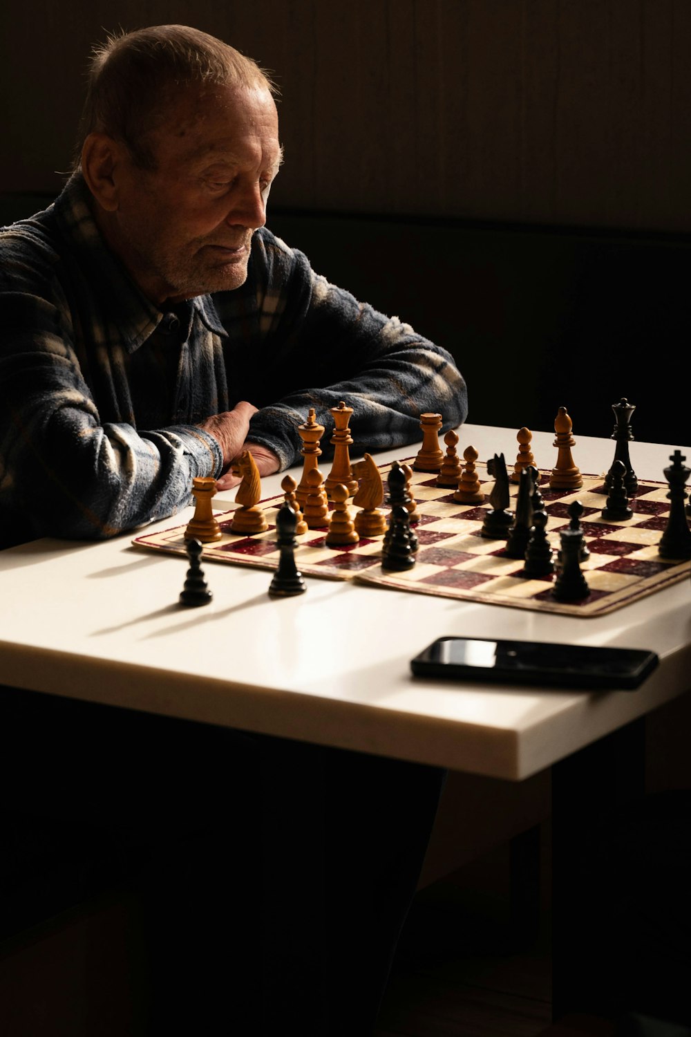 um homem que joga xadrez