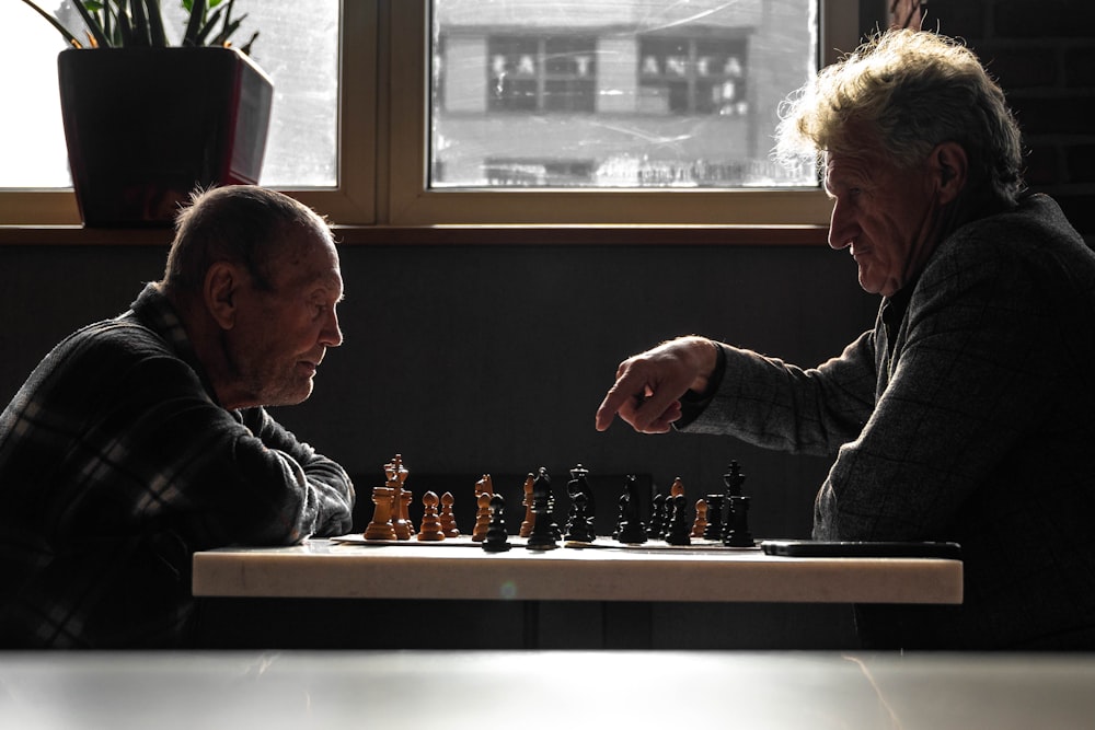 Dos hombres jugando al ajedrez