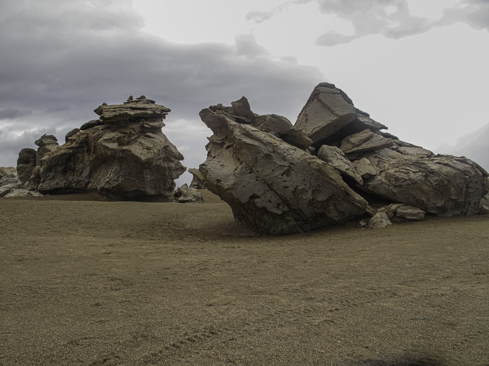 Una montagna rocciosa con una grande pila di rocce in cima