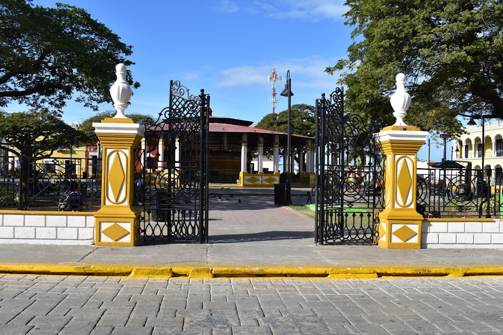 una entrada cerrada a un edificio