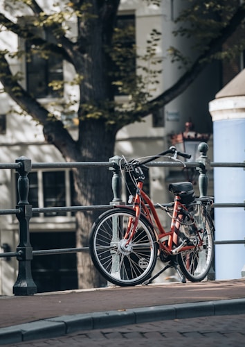 Vélo attaché à une balustrade en ville