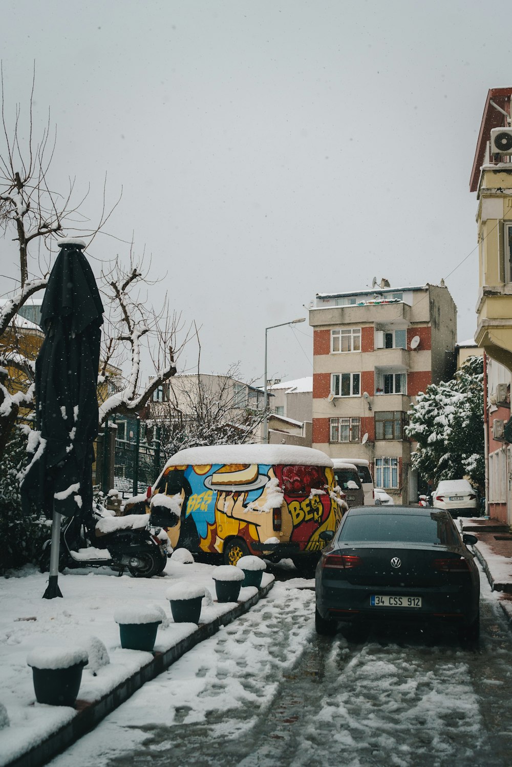Ein Lieferwagen, der am Straßenrand mit Schnee auf dem Boden geparkt ist