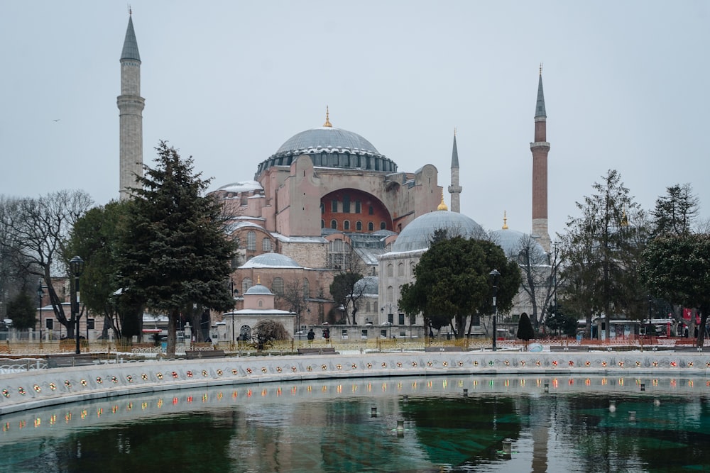 un grande edificio con torri e cupole con Hagia Sophia sullo sfondo