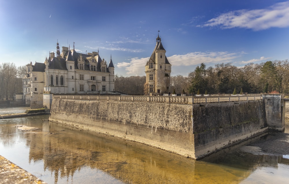 un mur de pierre avec un bâtiment de l’autre côté