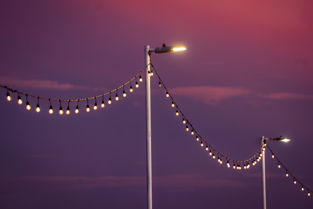 uma fileira de luzes de rua