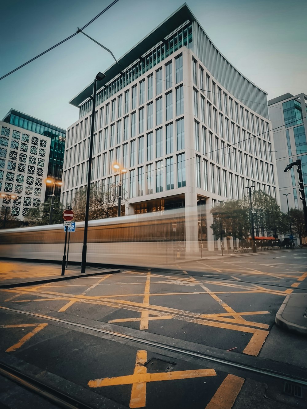 Un gran edificio con una calle frente a él