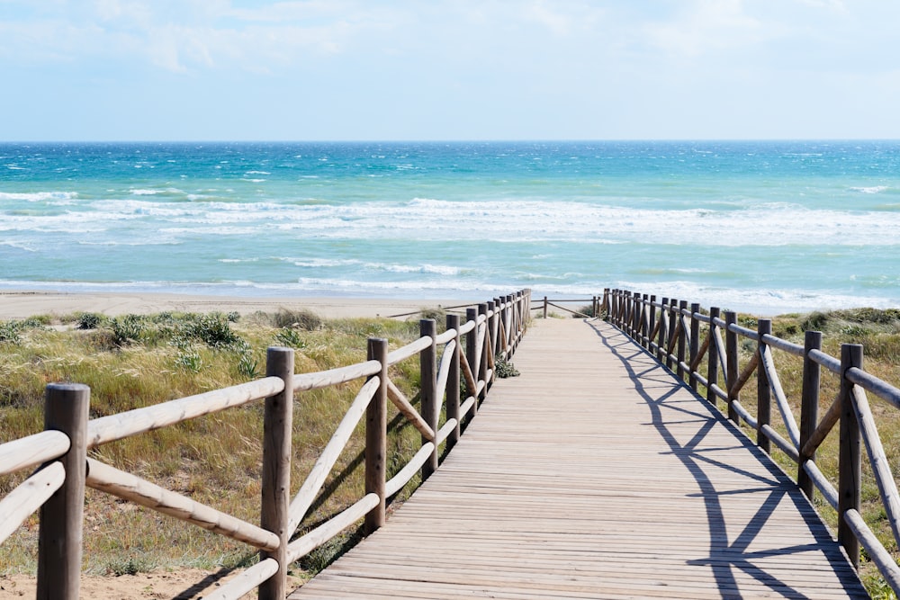 una passerella di legno per una spiaggia