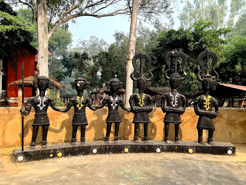 Eine Gruppe von Statuen von Männern in schwarzen Uniformen