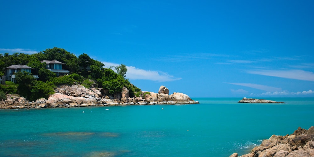 Una pequeña isla con una casa en ella