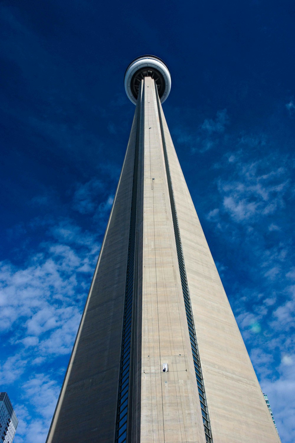 una torre alta con una parte superior redonda con la Torre CN en el fondo