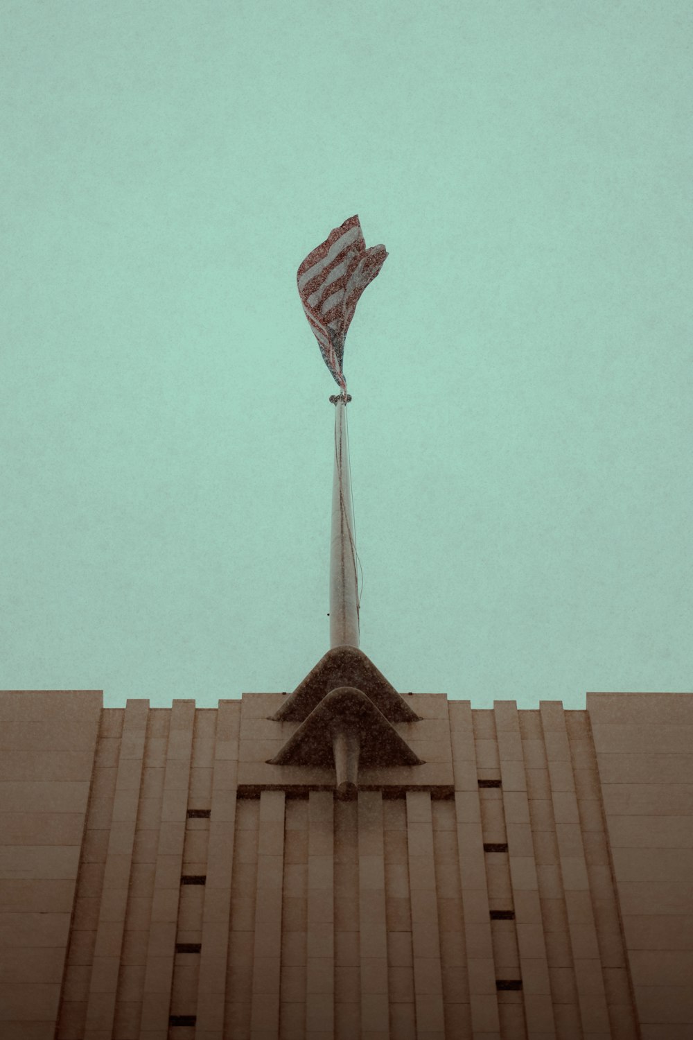 una bandera en la parte superior de un edificio