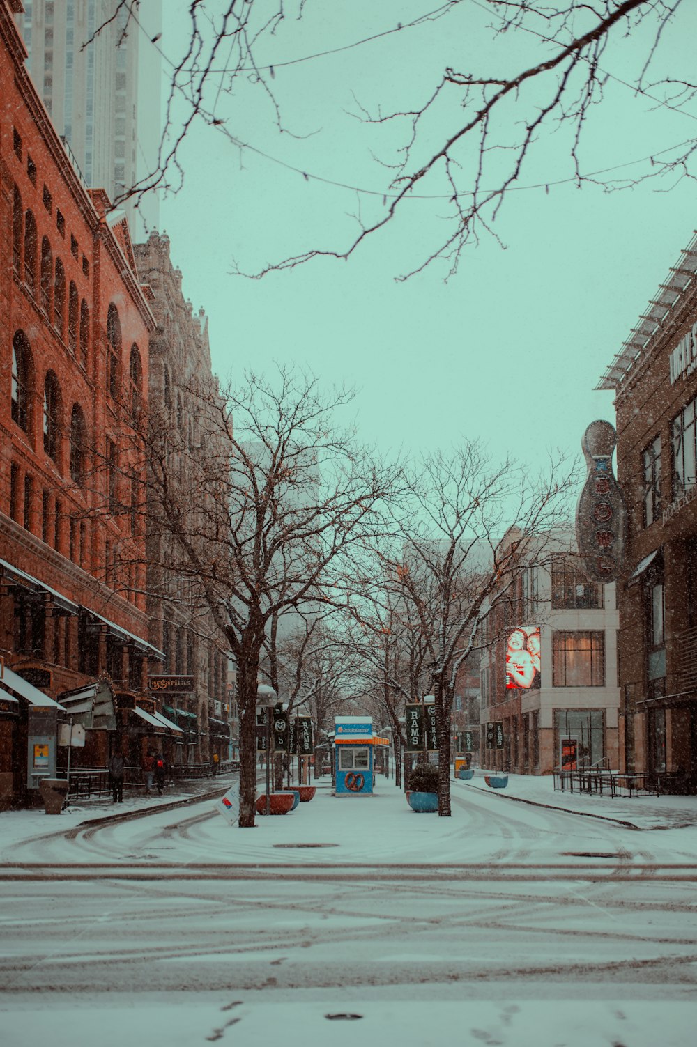 Una calle nevada con edificios a ambos lados de ella