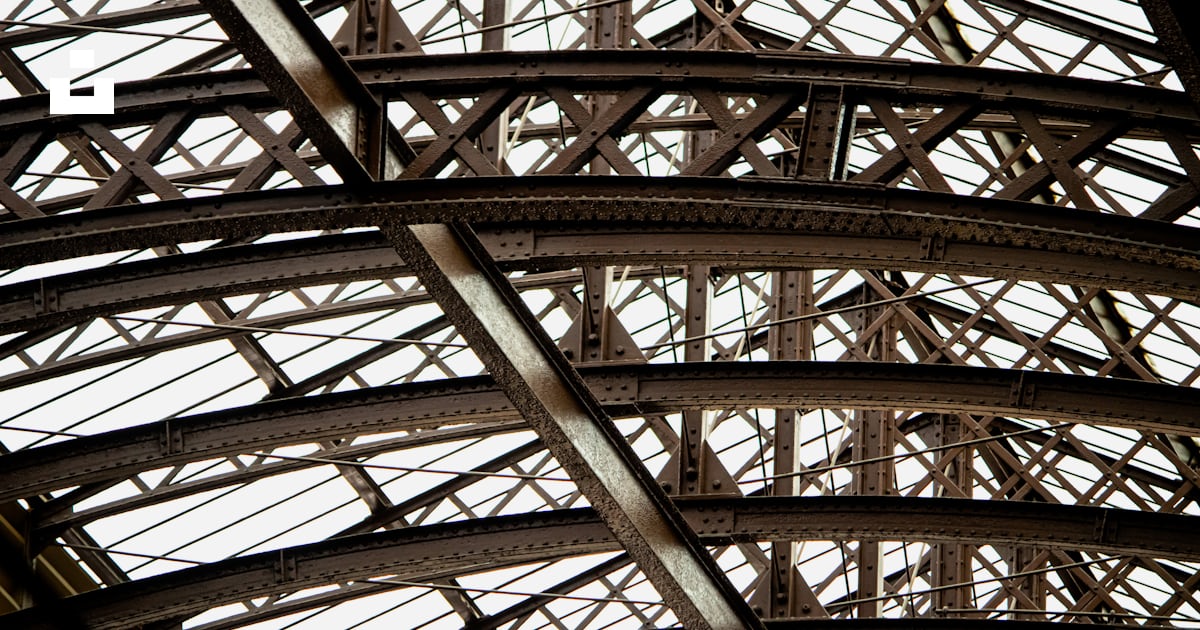 Une structure métallique avec de nombreuses poutres photo – Photo ...