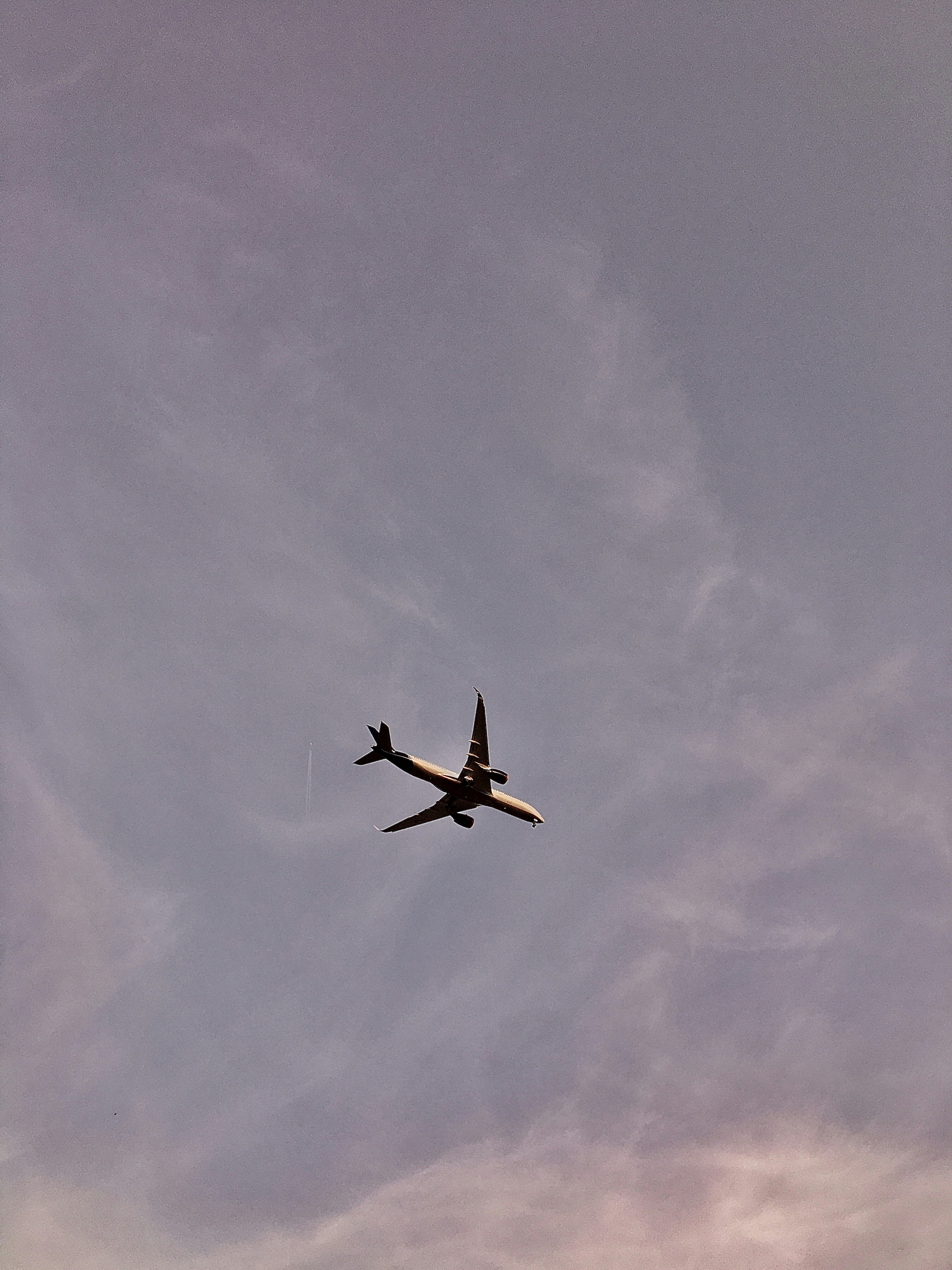 Un avión volando en el cielo