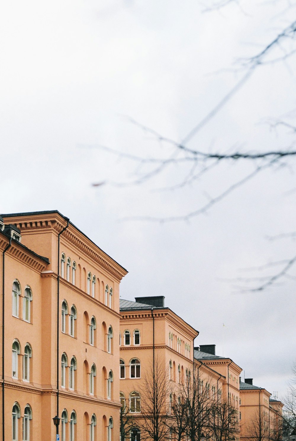 a building with a cloudy sky