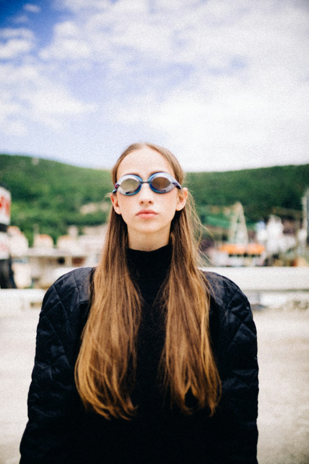 une personne portant des lunettes de soleil