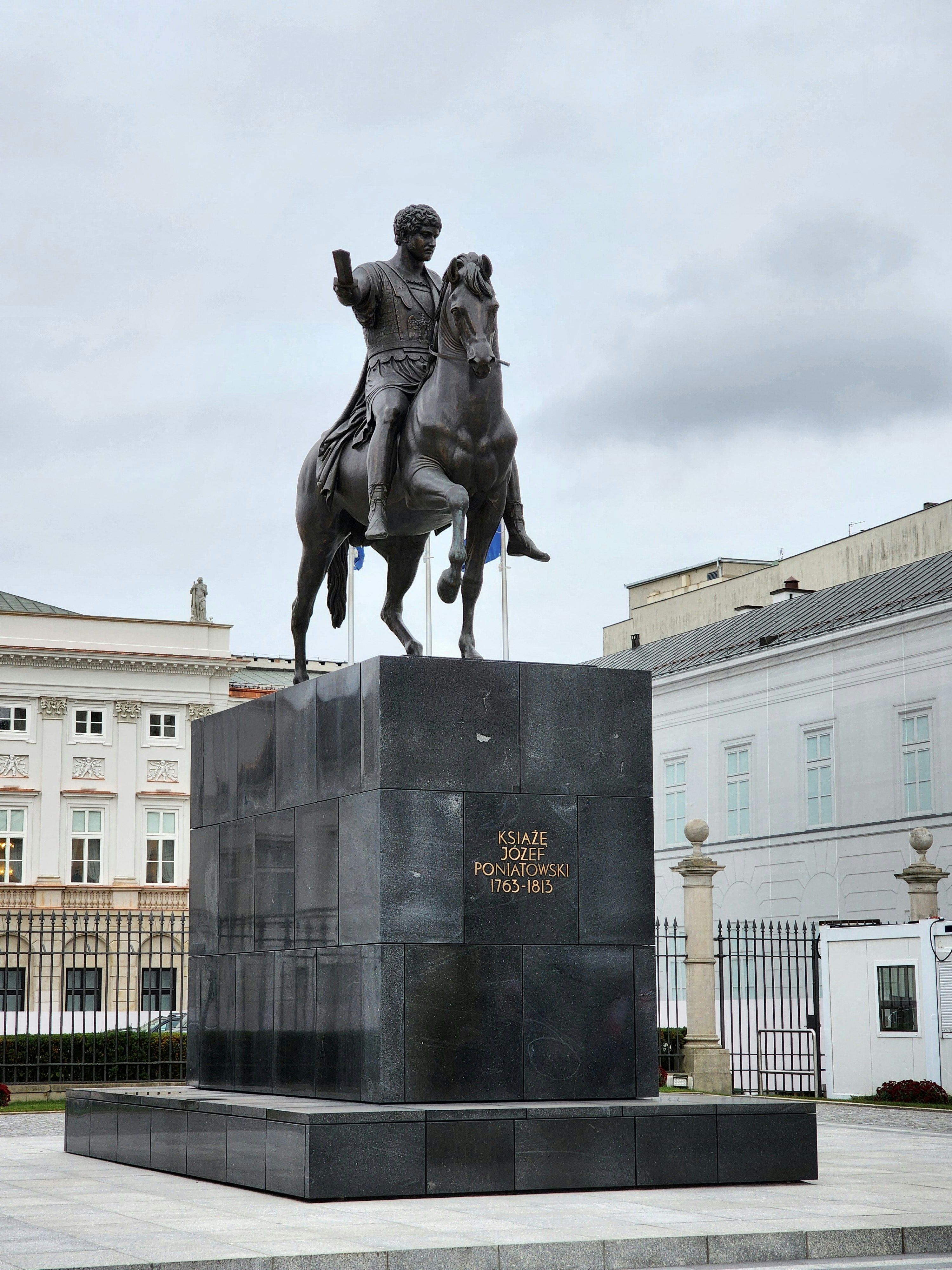 una statua di una persona che cavalca un cavallo