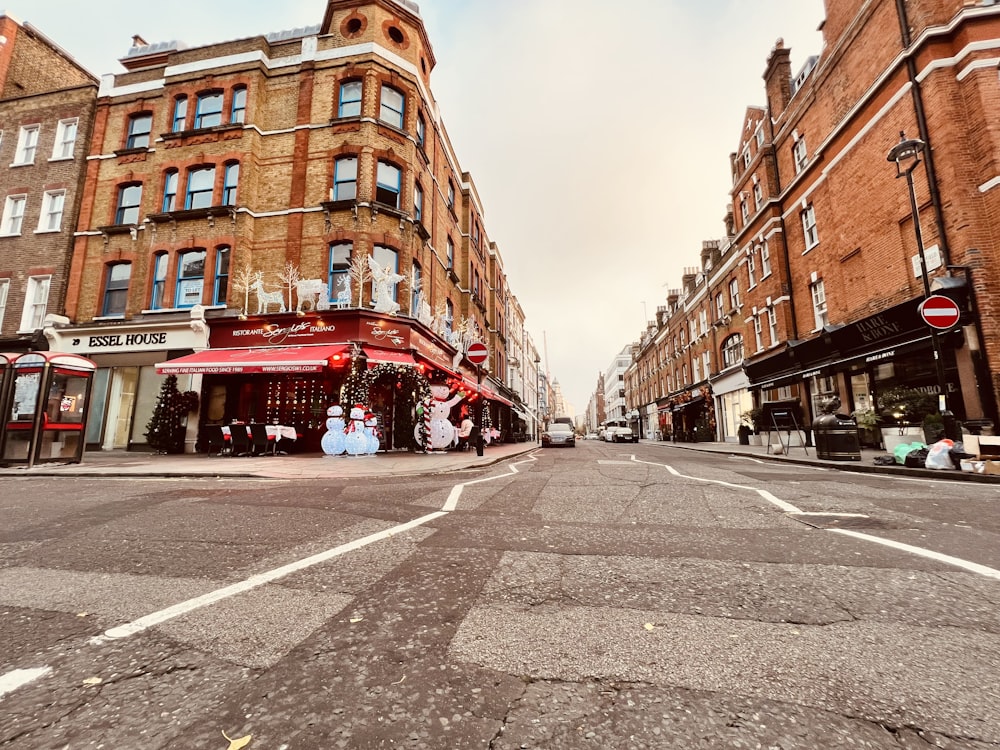 una strada con edifici su entrambi i lati