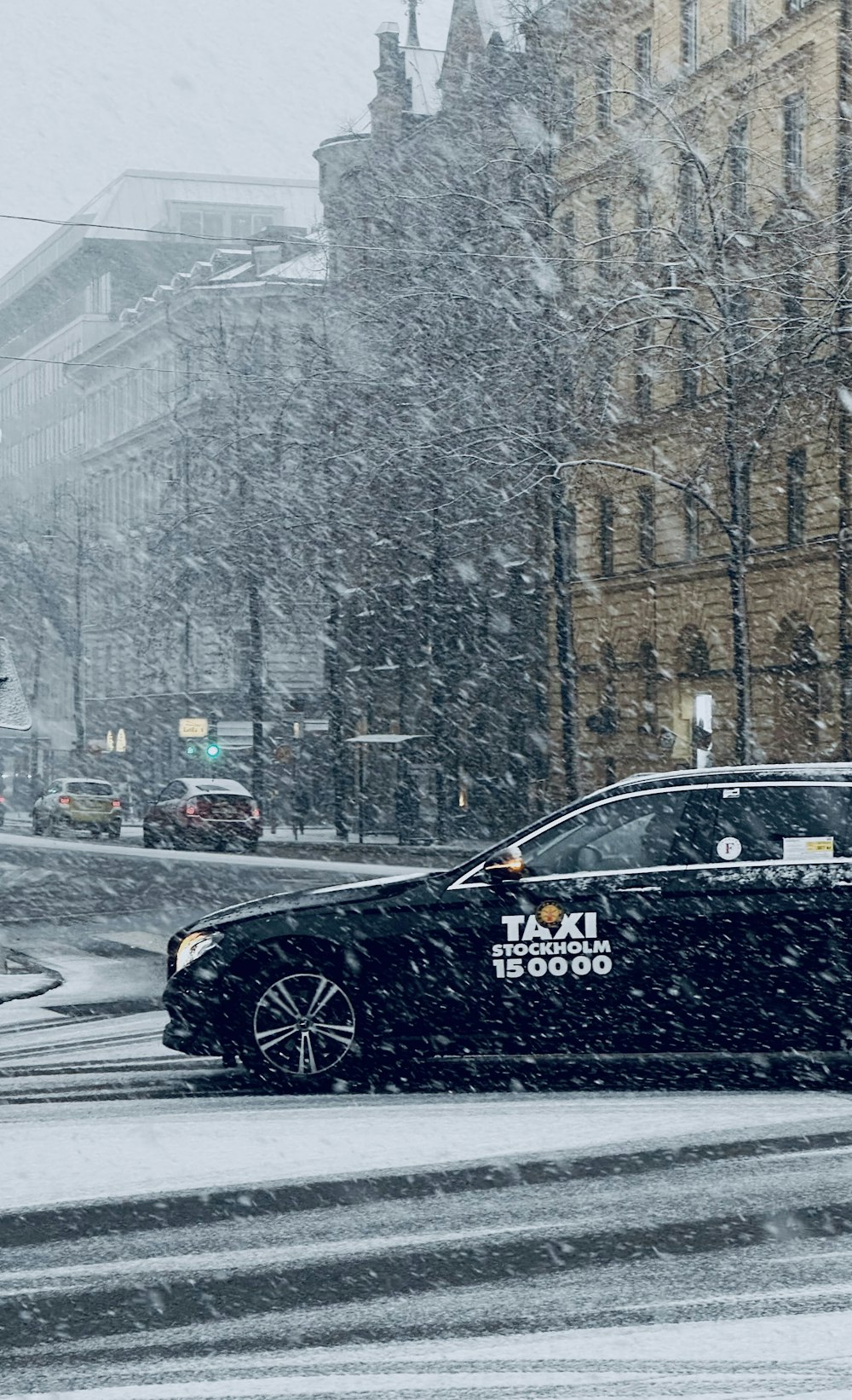 Un coche negro en una calle nevada