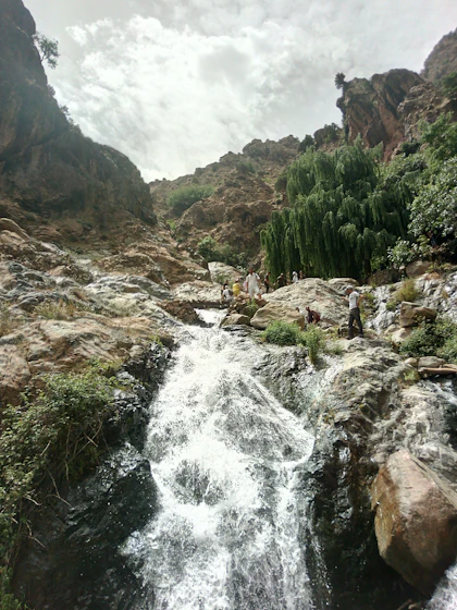 Río entre las rocas