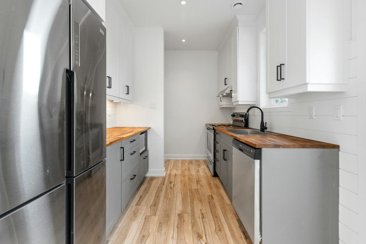 Cozinha Corredor de 5 m² em Apartamento: Projeto Completo com Layout, Bancada, Armários, Parede Organizadora, Iluminação e Custo Item a Item