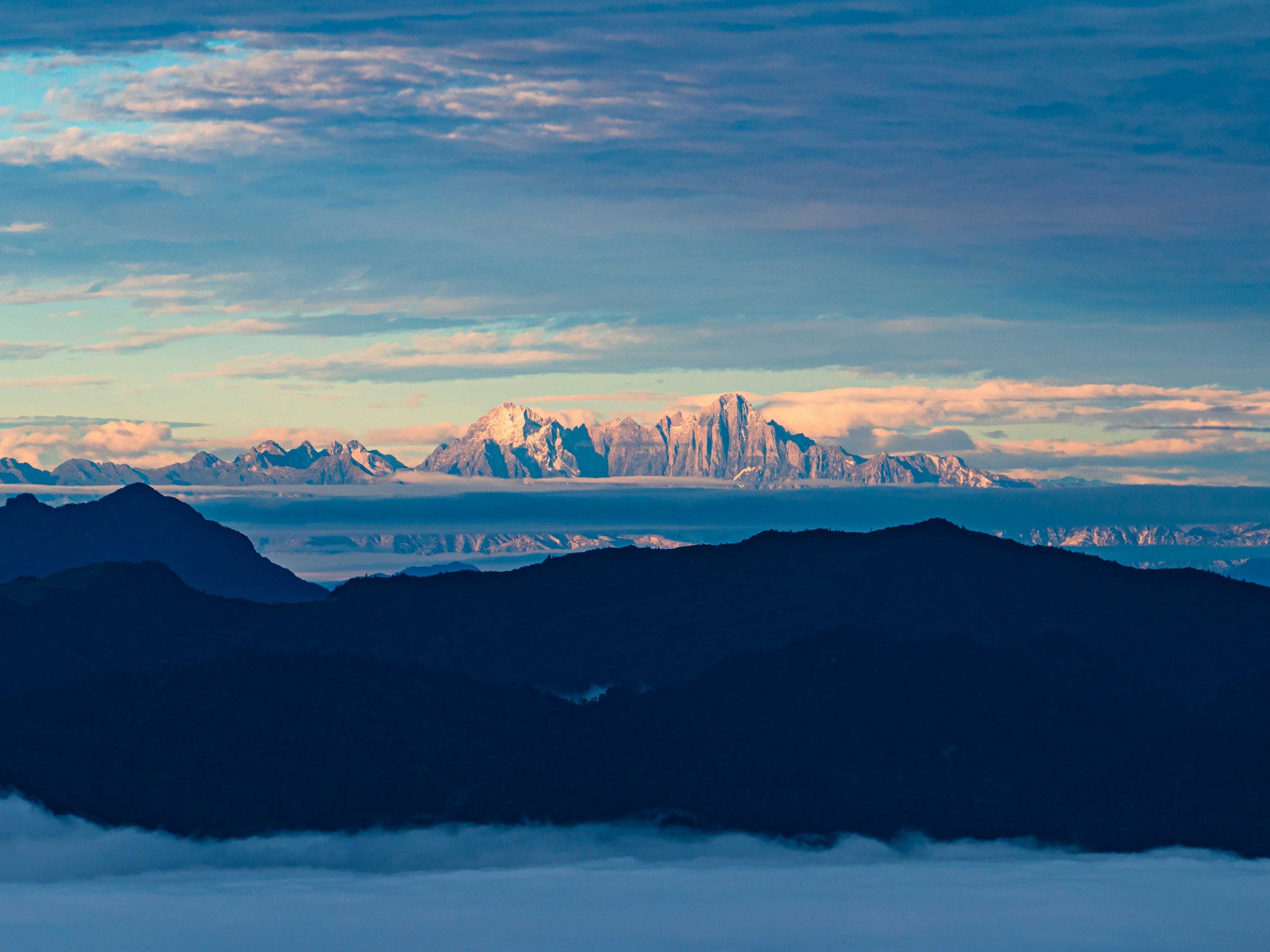 a snowy mountain range