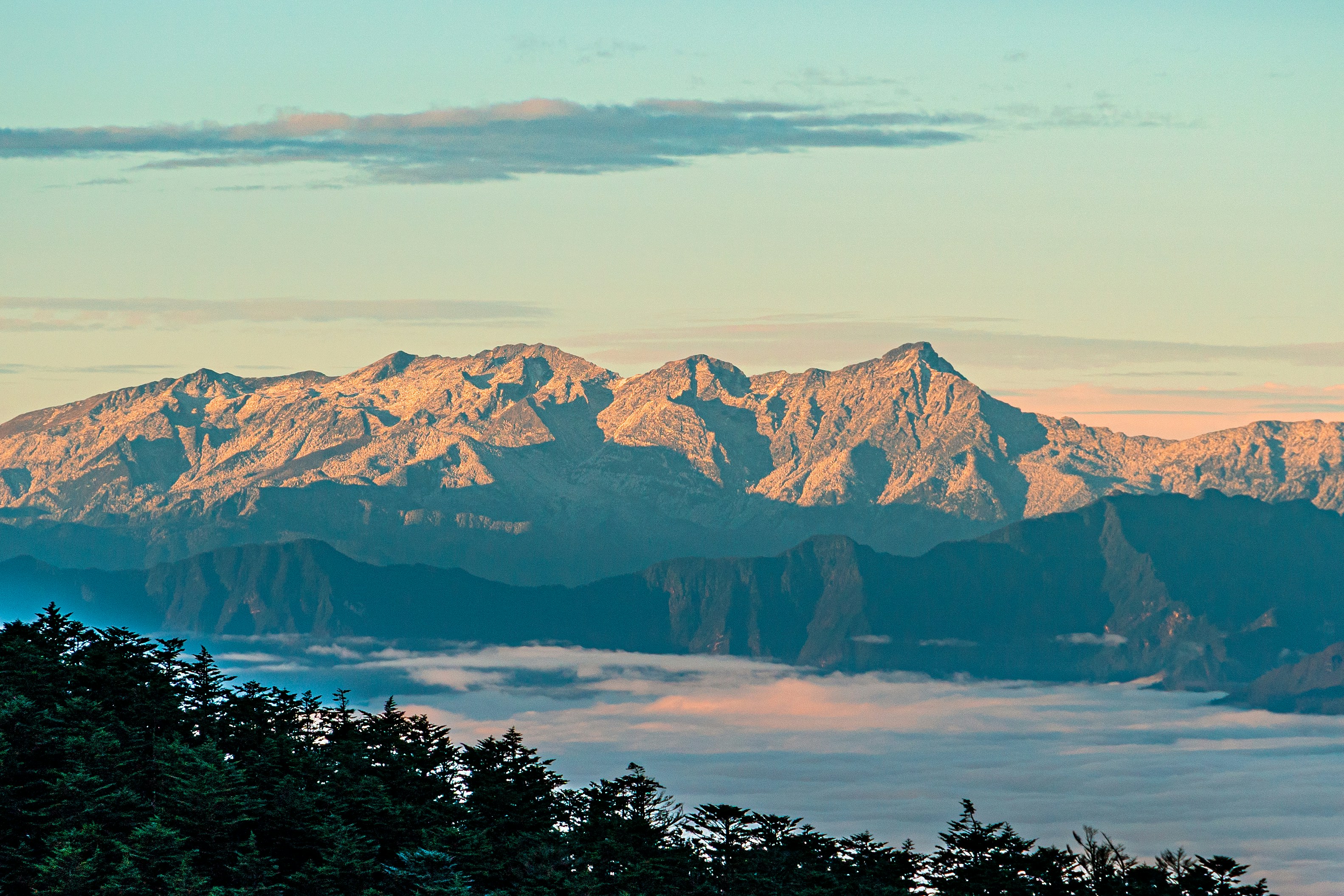 a snowy mountain range