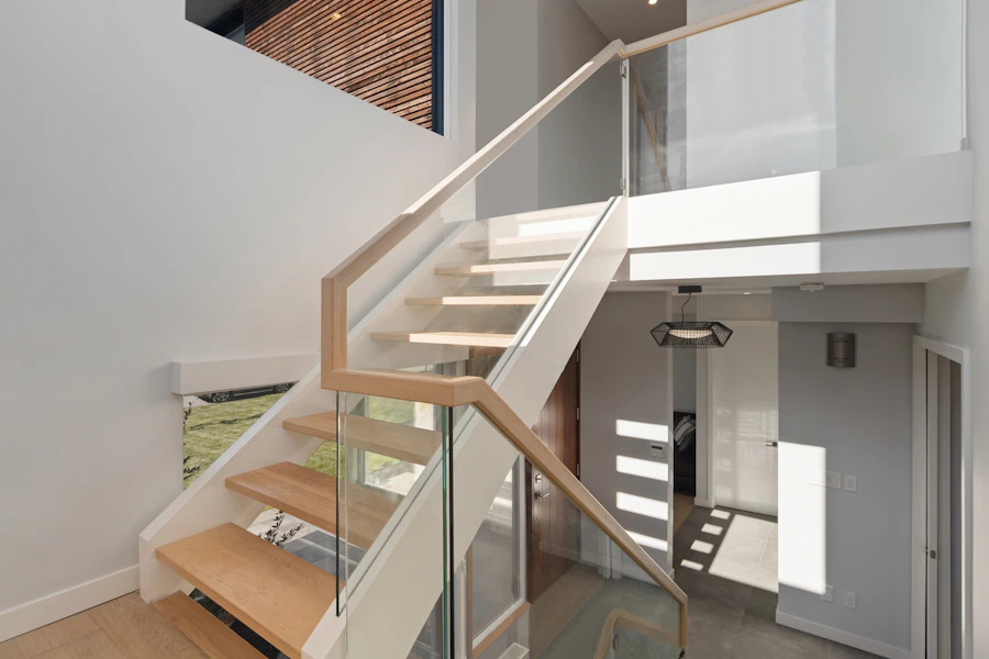 Escalera con barandal de cristal templado