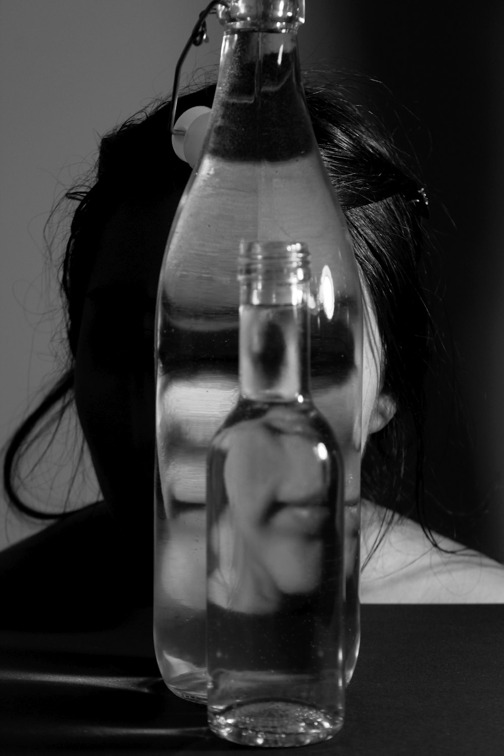 une bouteille en verre contenant un liquide