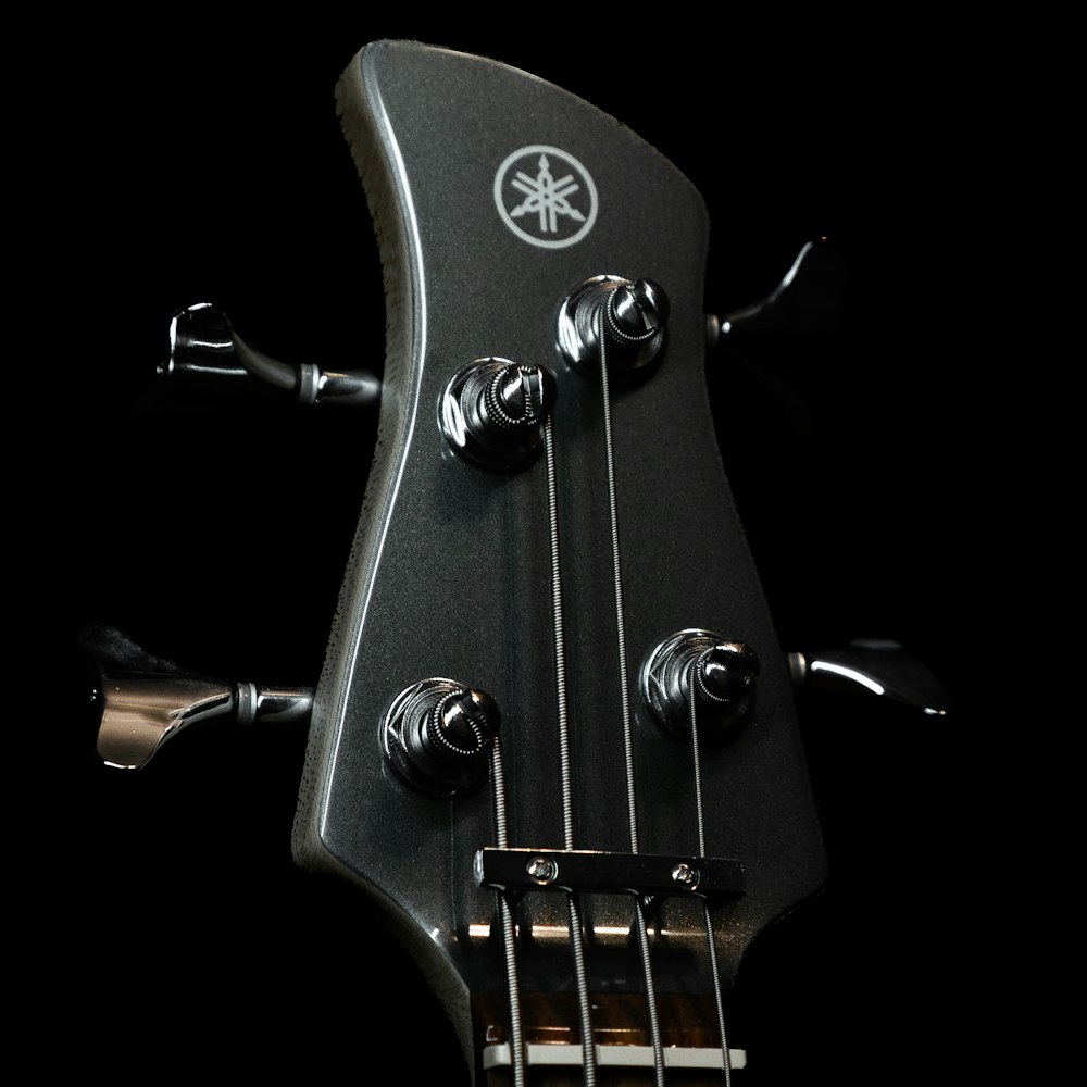 Una guitarra negra con un logotipo blanco