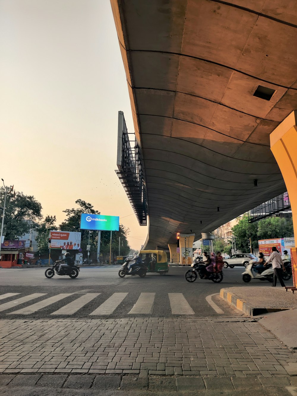 a group of motorcycles are parked on the side of a street