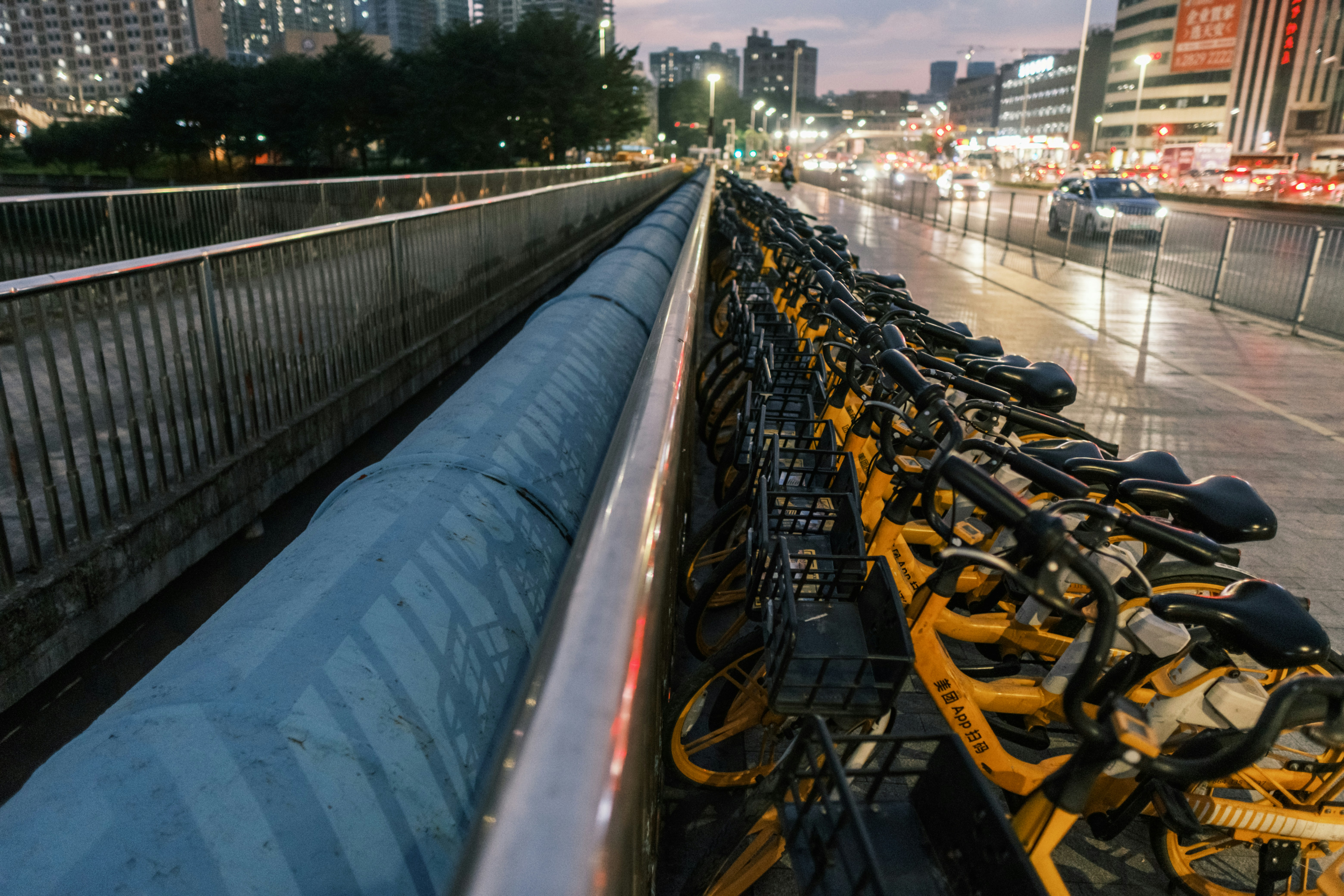 歩道に停めた自転車の列