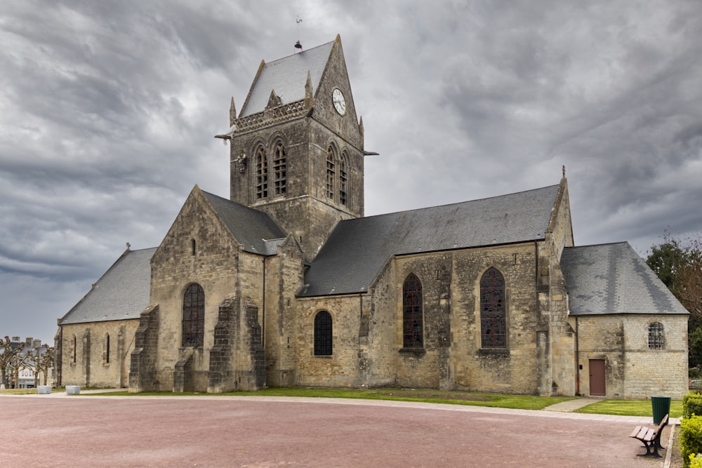 une grande église en pierre