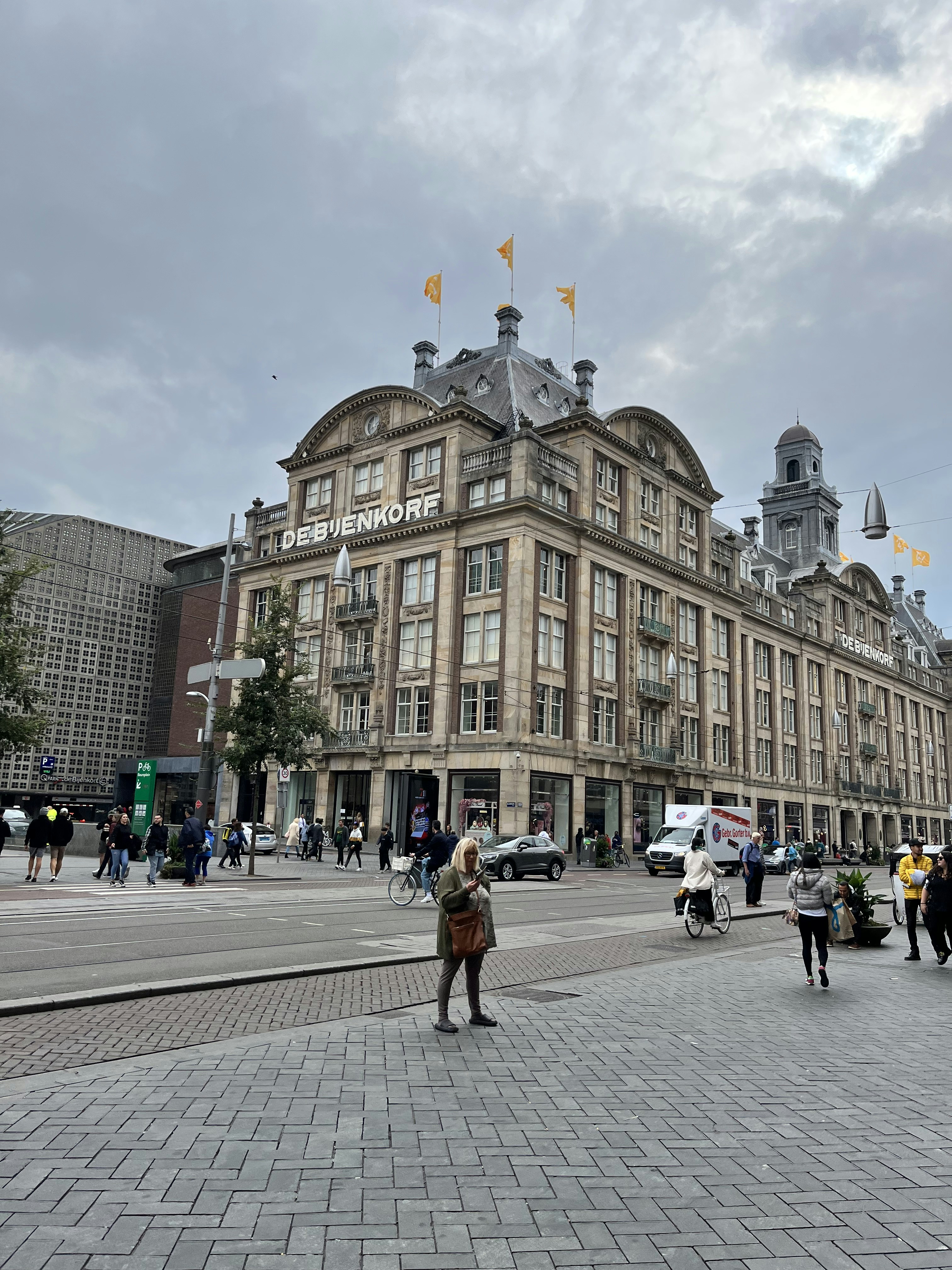 Un gran edificio de piedra con una multitud de personas caminando alrededor