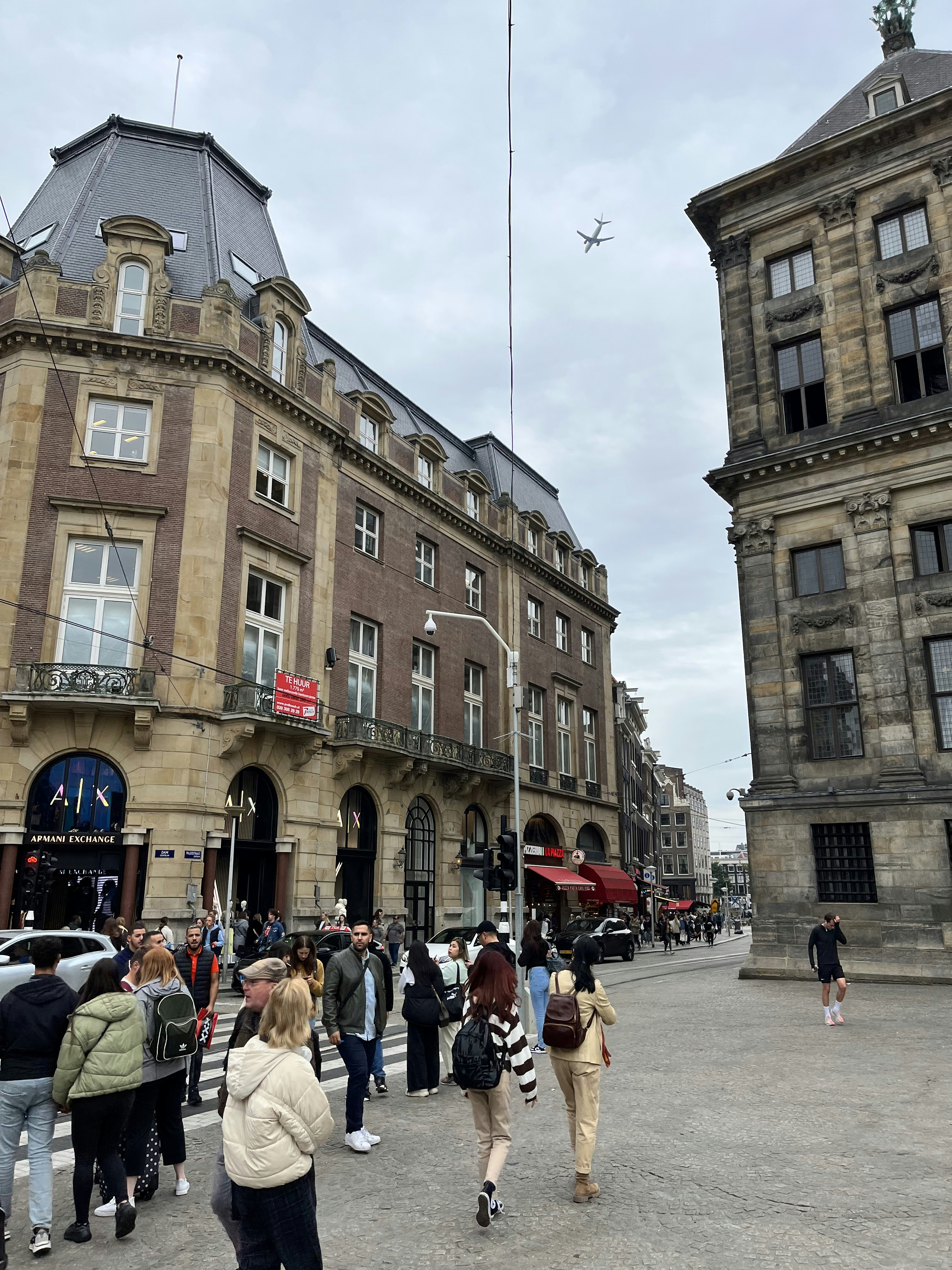 Un grupo de personas caminando en una ciudad