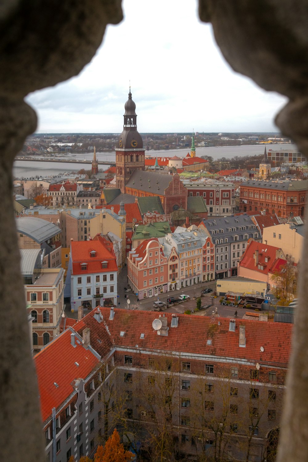 una vista di una città da una finestra