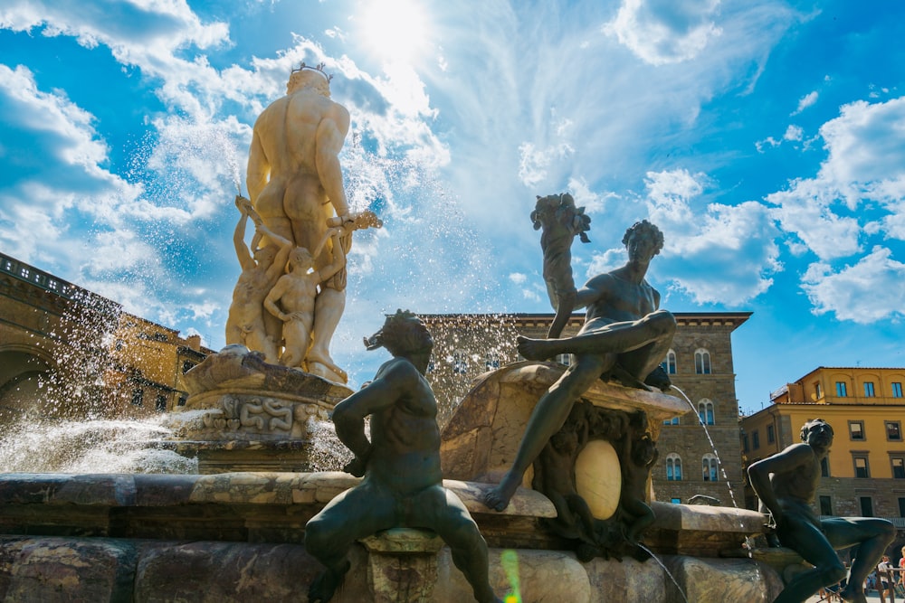 una fontana con statue