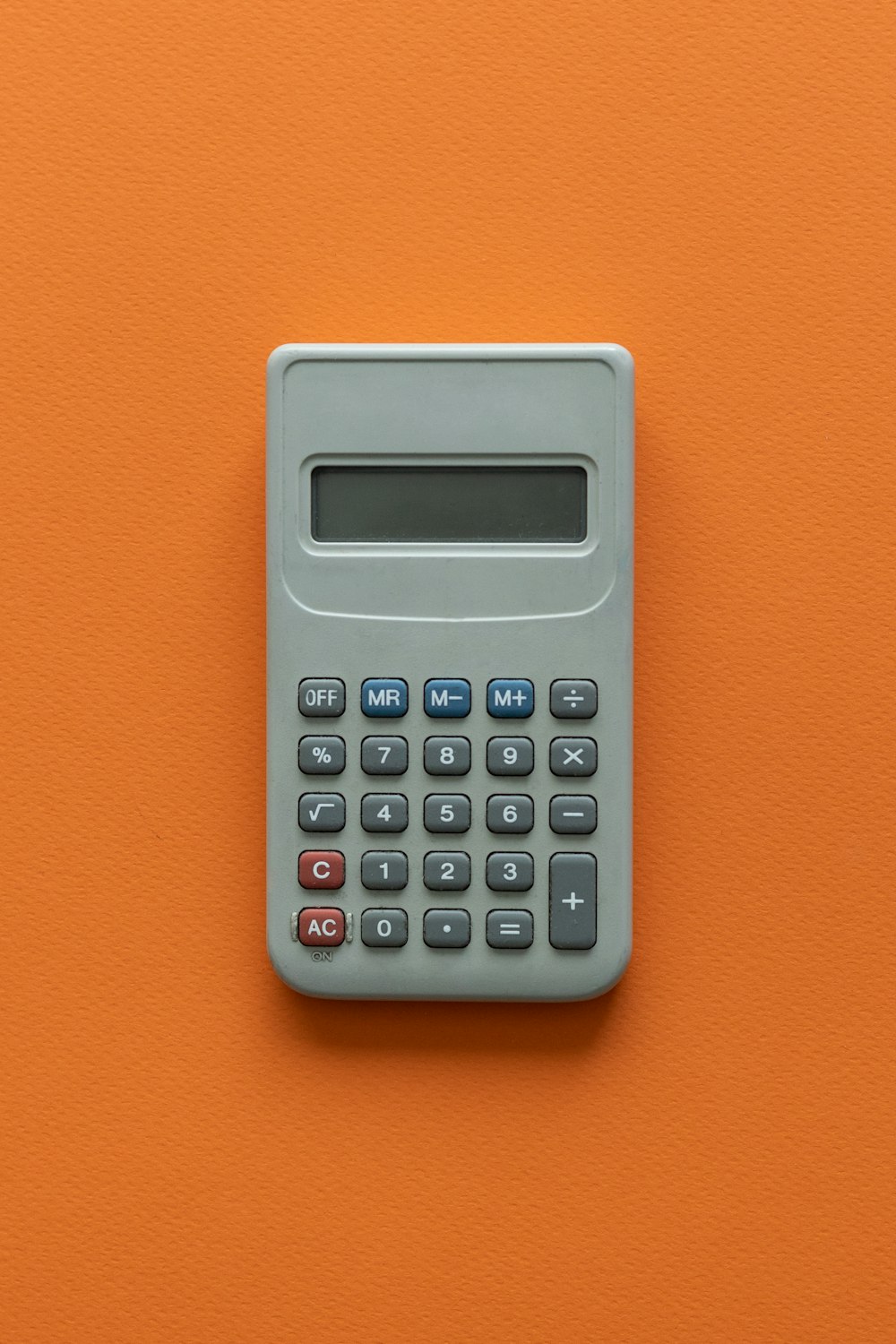 Une calculatrice sur une table