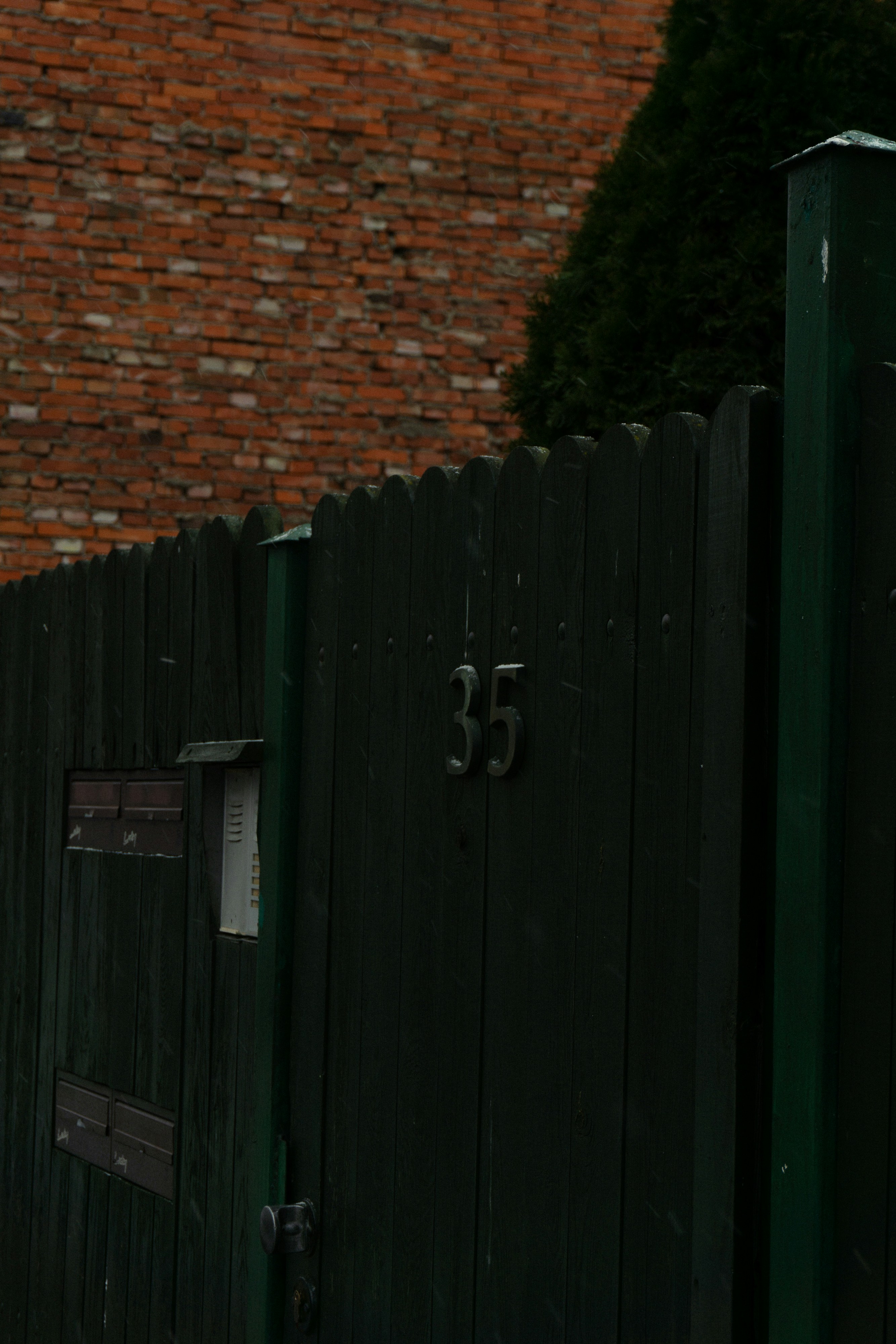 pintu hitam dengan kunci