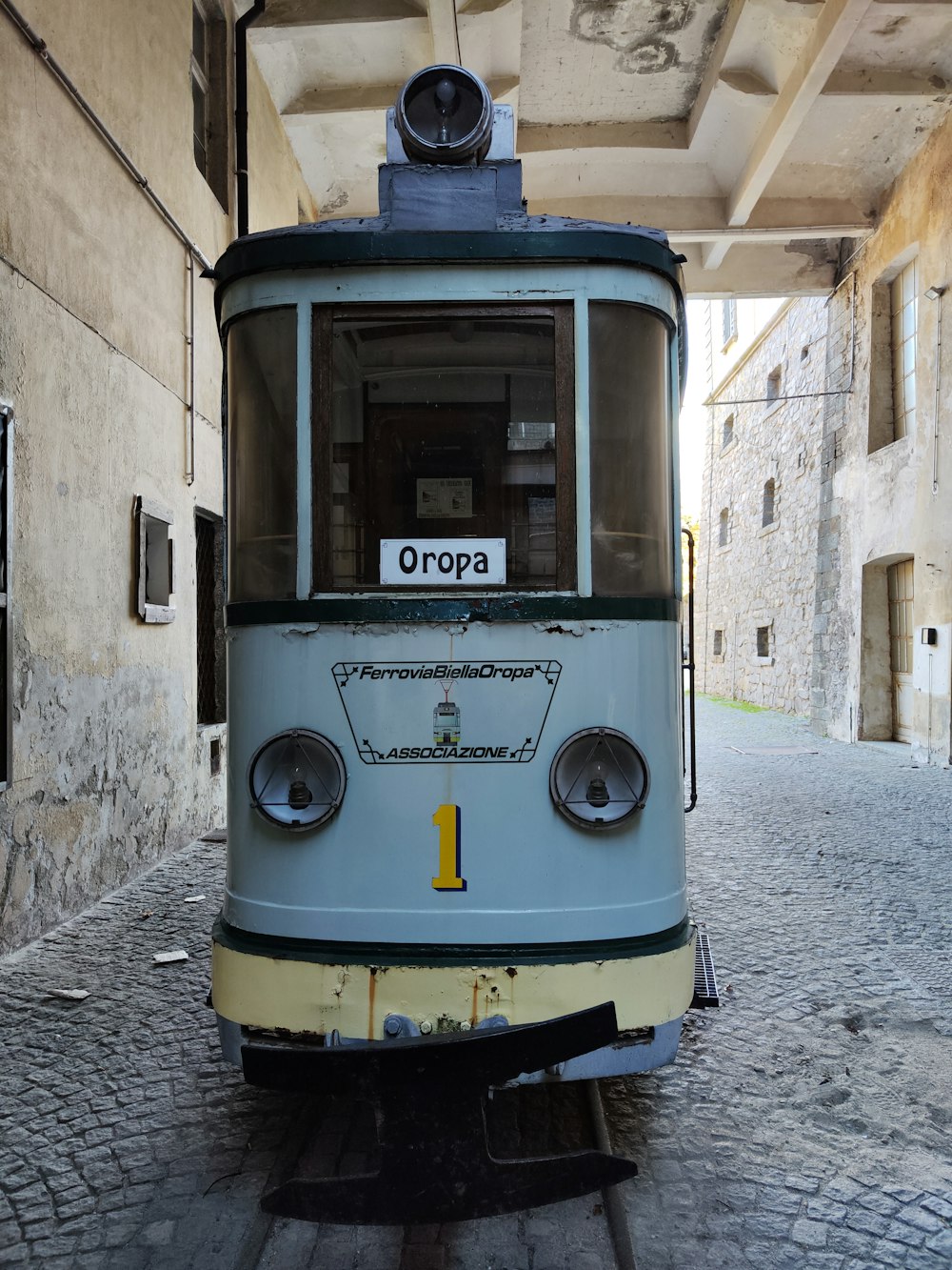 um vagão de trem azul e branco