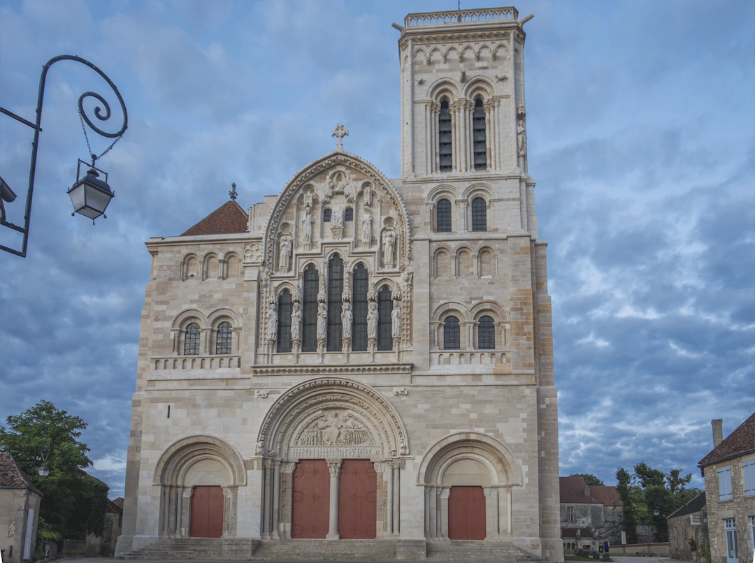 Visiter Vézelay en 2026 comme un local : balades, cafés, ruelles Visiter Vézelay en 2026 comme un local : balades, cafés, ruelles