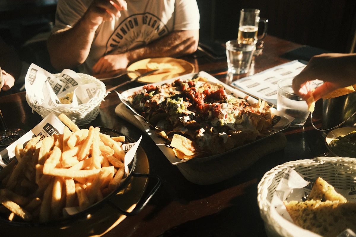 Hranolky, nachos a pochutiny na stole